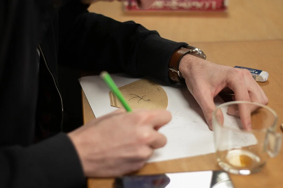 Participants de l'atelier de création de logo, autour de la table