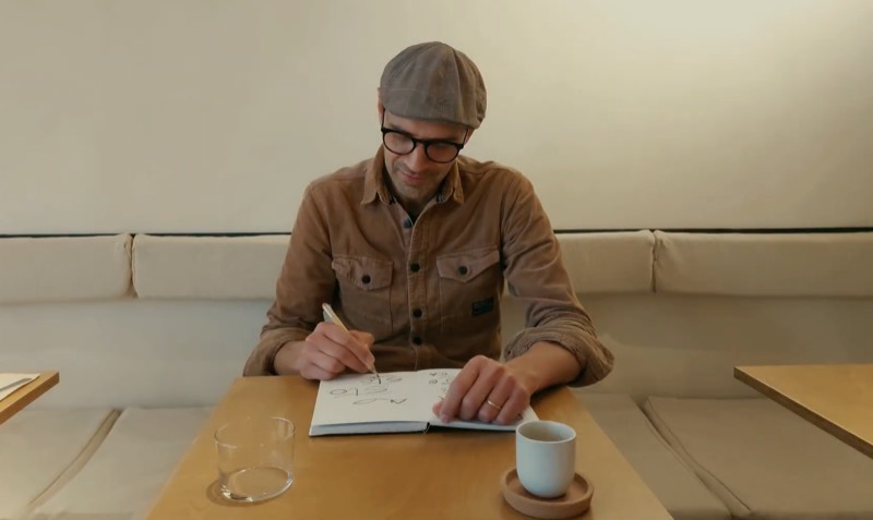 Cris Duarte esquisse un logo autour d'un café