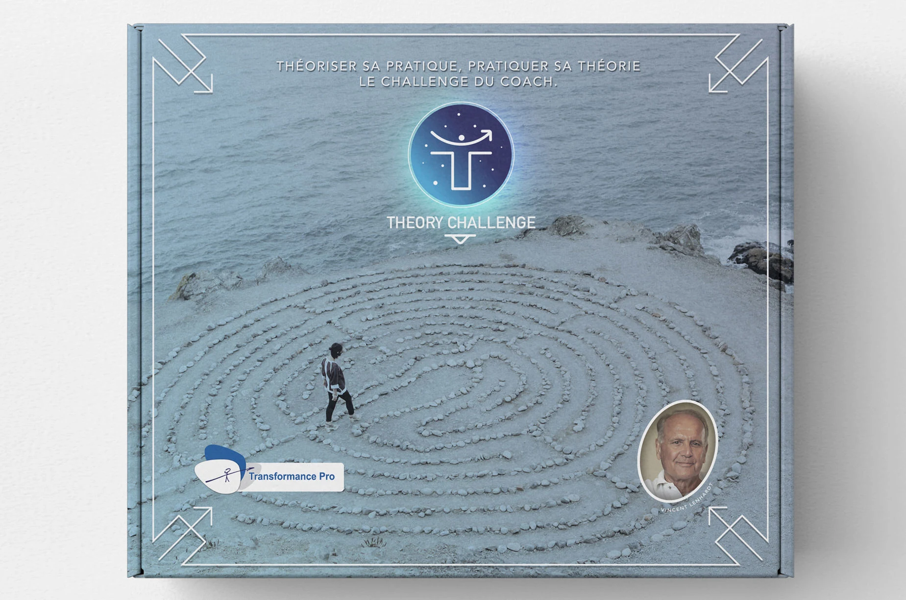 Caixa do jogo Theory Challenge, ilustrada com um labirinto de pedras numa praia, com o logo e o retrato de Vincent Lenhardt