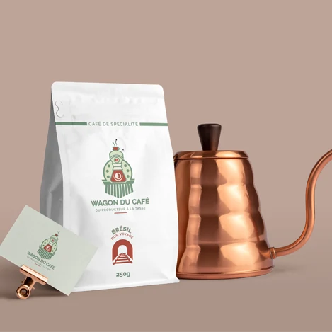 Système d'application de la marque Wagon du Café : sac de café, carte de visite, verseuse en cuivre